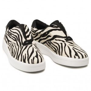 NEW!! Women’s Clarks Hero Step Zebra Print Sneaker Size 7.5M